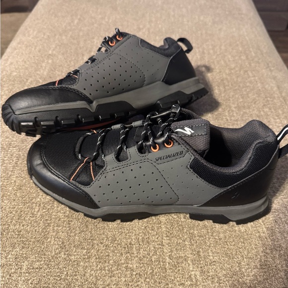 Specialized Men's Black and Gray Athletic Shoes size 10.5 missing insoles, clean - Picture 2 of 8